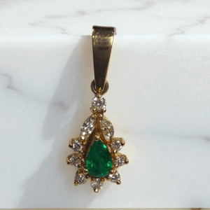 DIJE DE ORO 18K CON ESMERALDA LAGRIMA Y DIAMANTES